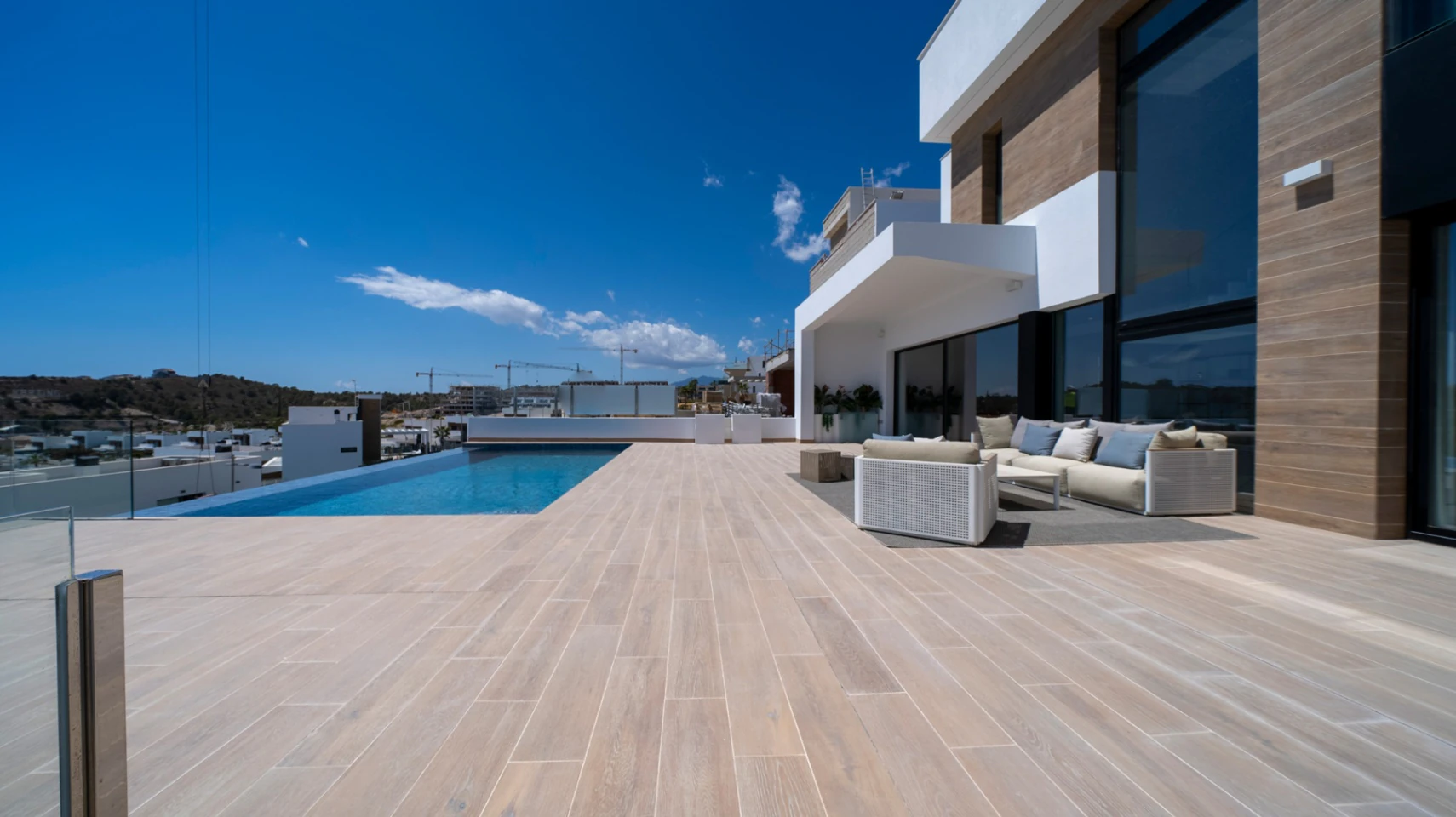 Moderne villa met nieuwbouw, infinity zwembad, privé lift en uitzicht op de skyline van Benidorm.