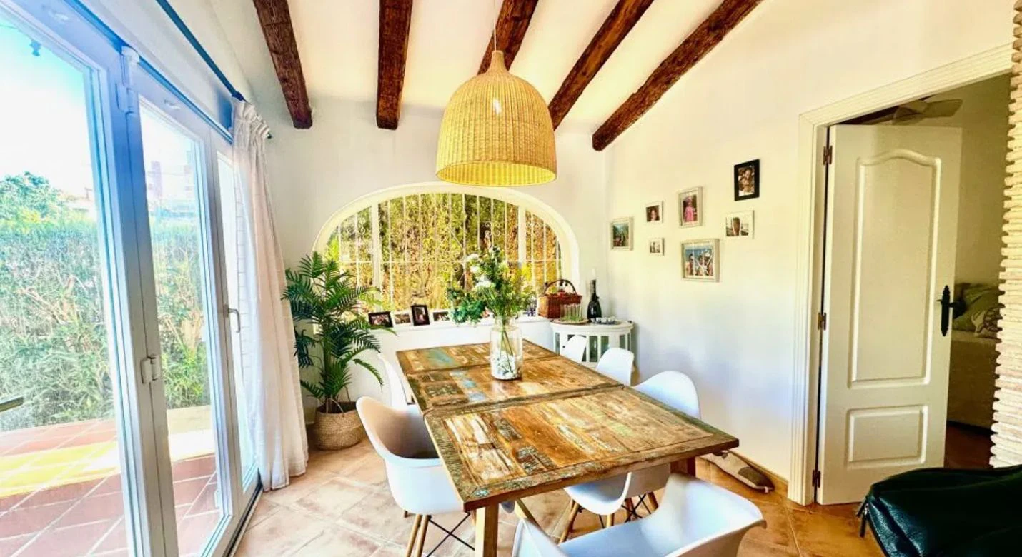 Gerestyle villa aan de eerste lijn van Las Marinas, Dénia, op slechts 50 meter van de zee.