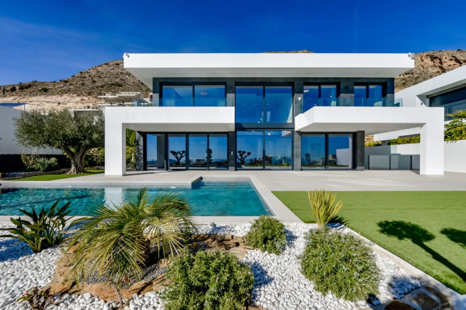 CBHN0623 - Villa moderna de lujo en Finestrat con 7 dormitorios, piscina privada y vistas al mar