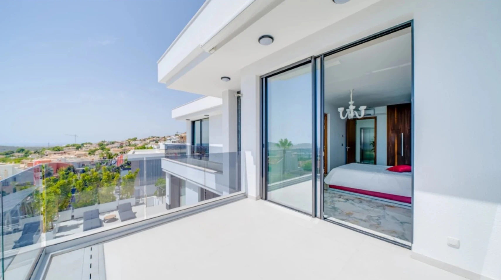 Villa de lujo en Sierra Cortina con piscina desbordante y vistas al mar