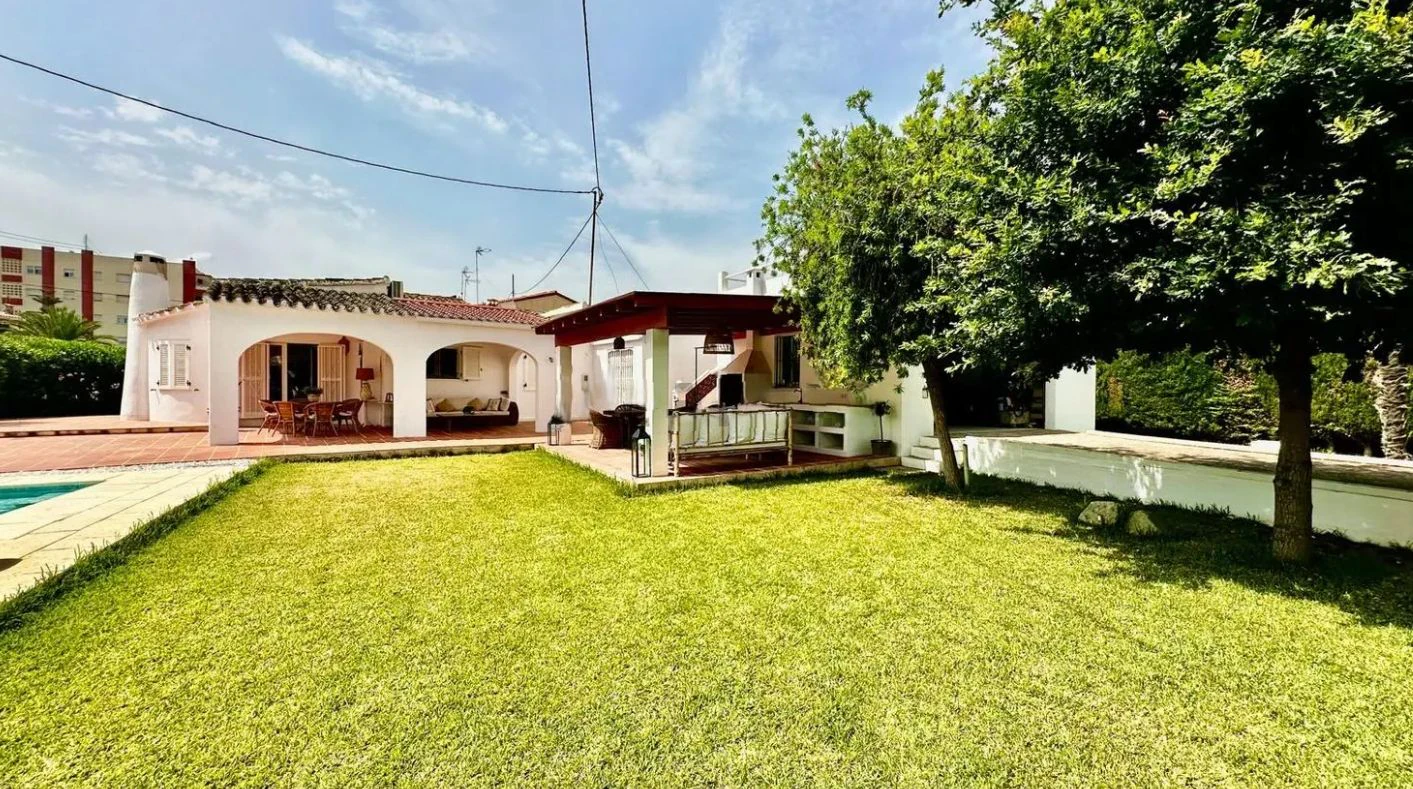 Gerestyle villa aan de eerste lijn van Las Marinas, Dénia, op slechts 50 meter van de zee.
