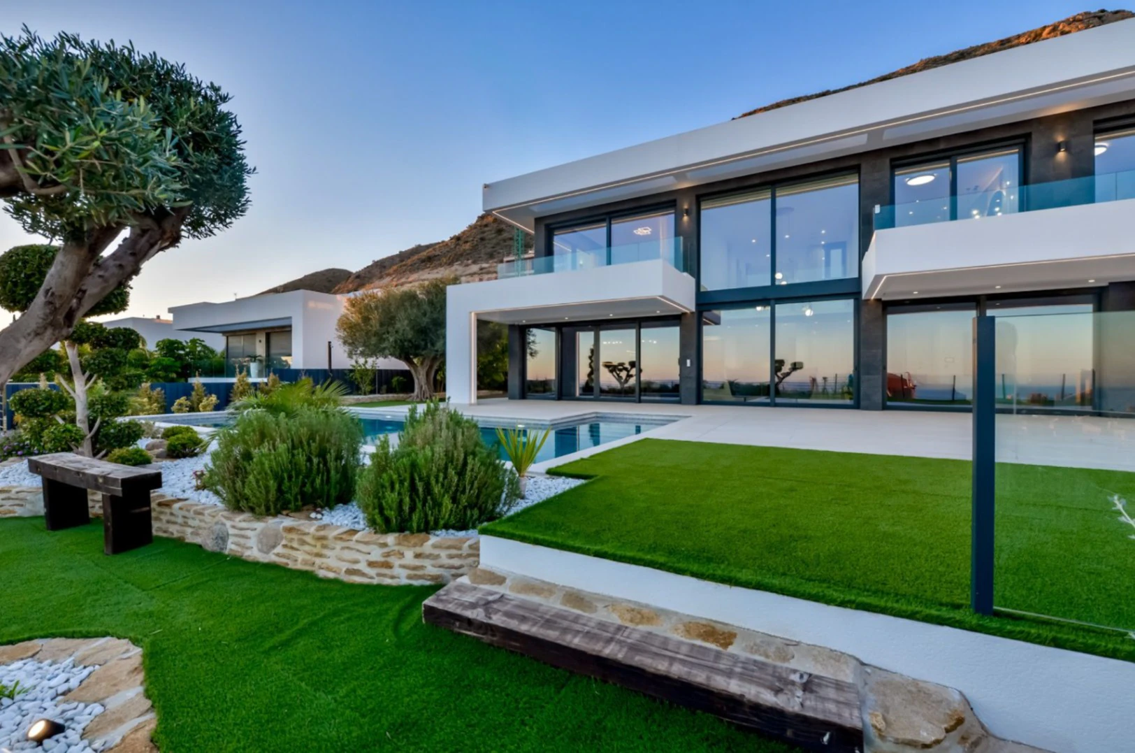 Villa moderna de lujo en Finestrat con 7 dormitorios, piscina privada y vistas al mar