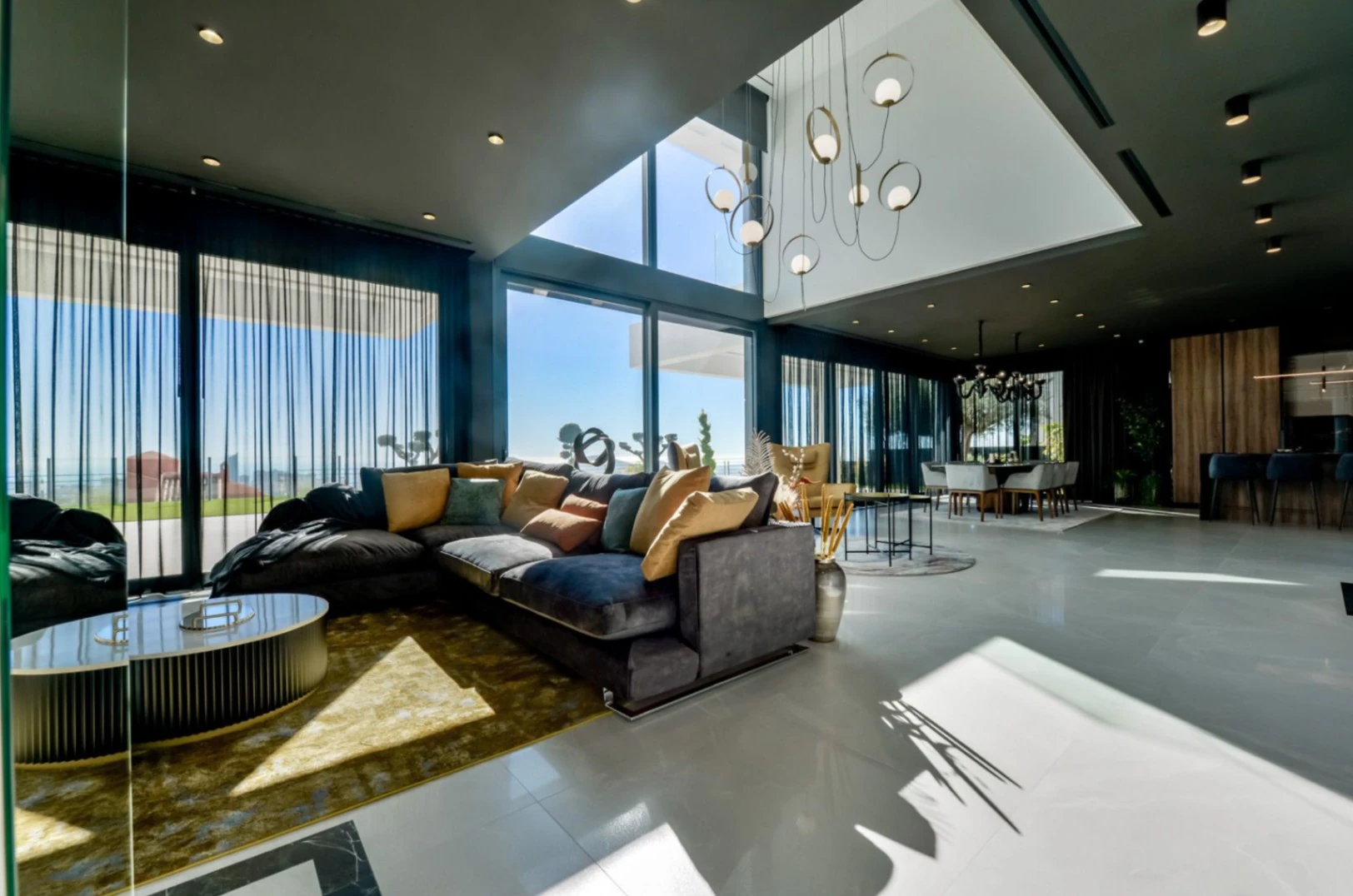 Villa moderna de lujo en Finestrat con 7 dormitorios, piscina privada y vistas al mar