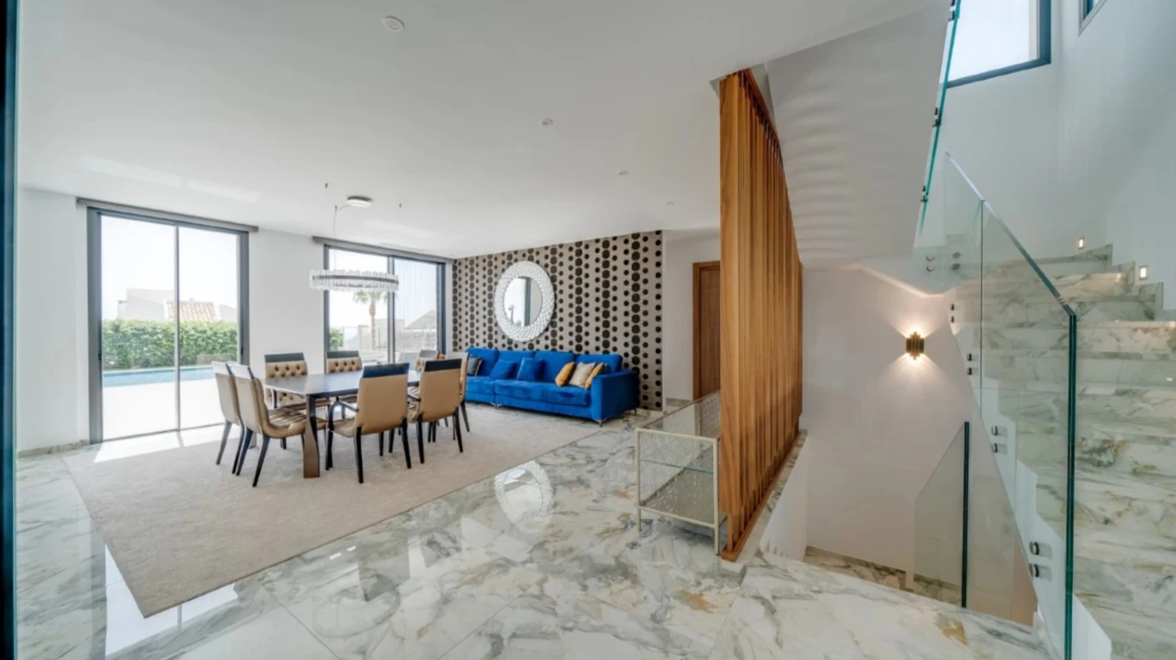 Villa de lujo en Sierra Cortina con piscina desbordante y vistas al mar