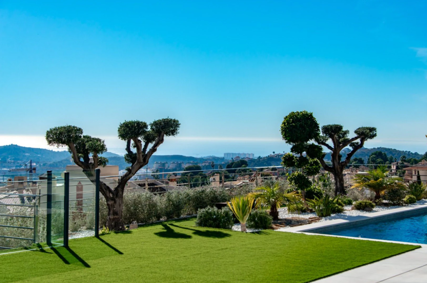 Villa moderna de lujo en Finestrat con 7 dormitorios, piscina privada y vistas al mar