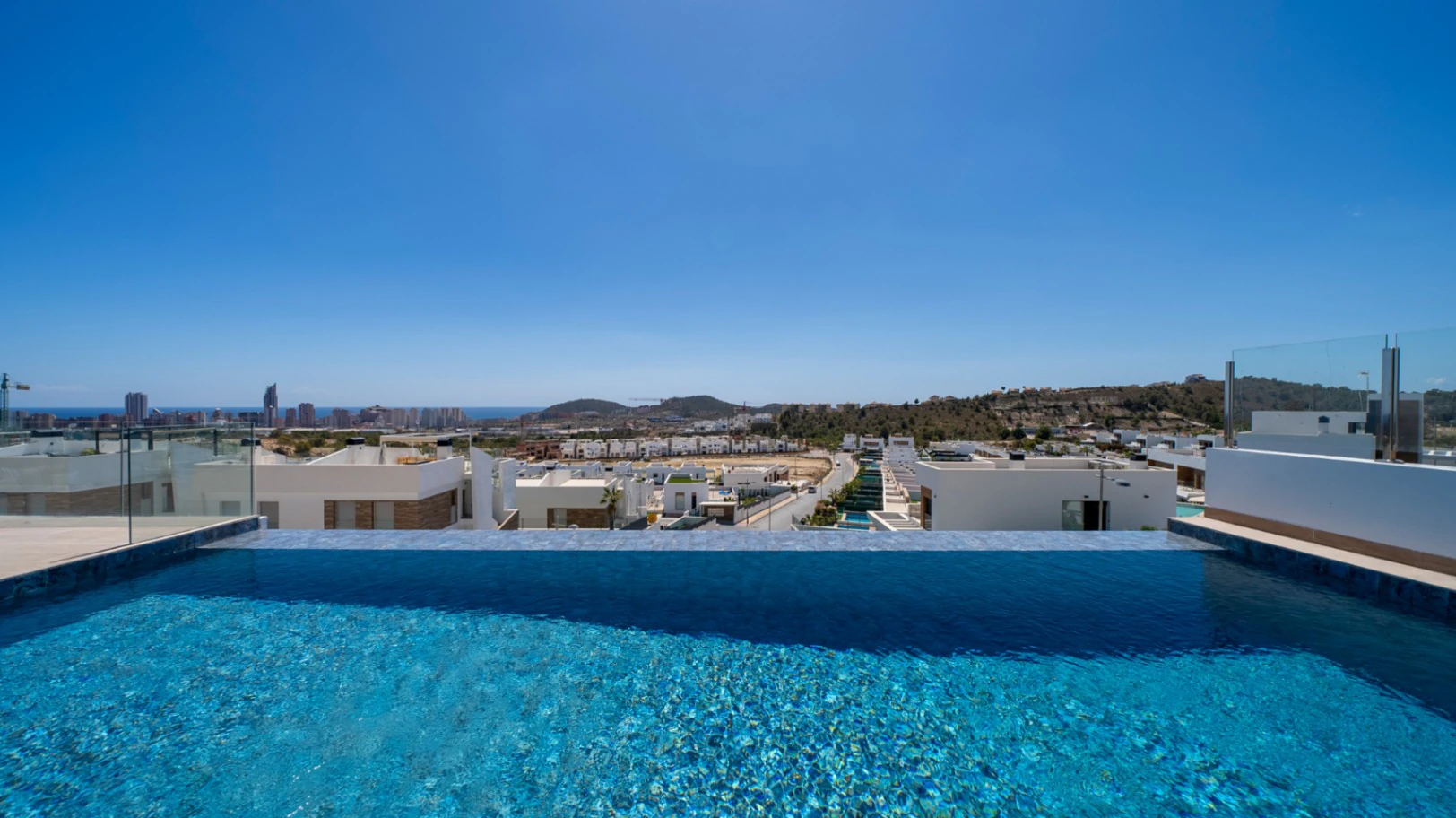 Moderne villa met nieuwbouw, infinity zwembad, privé lift en uitzicht op de skyline van Benidorm.