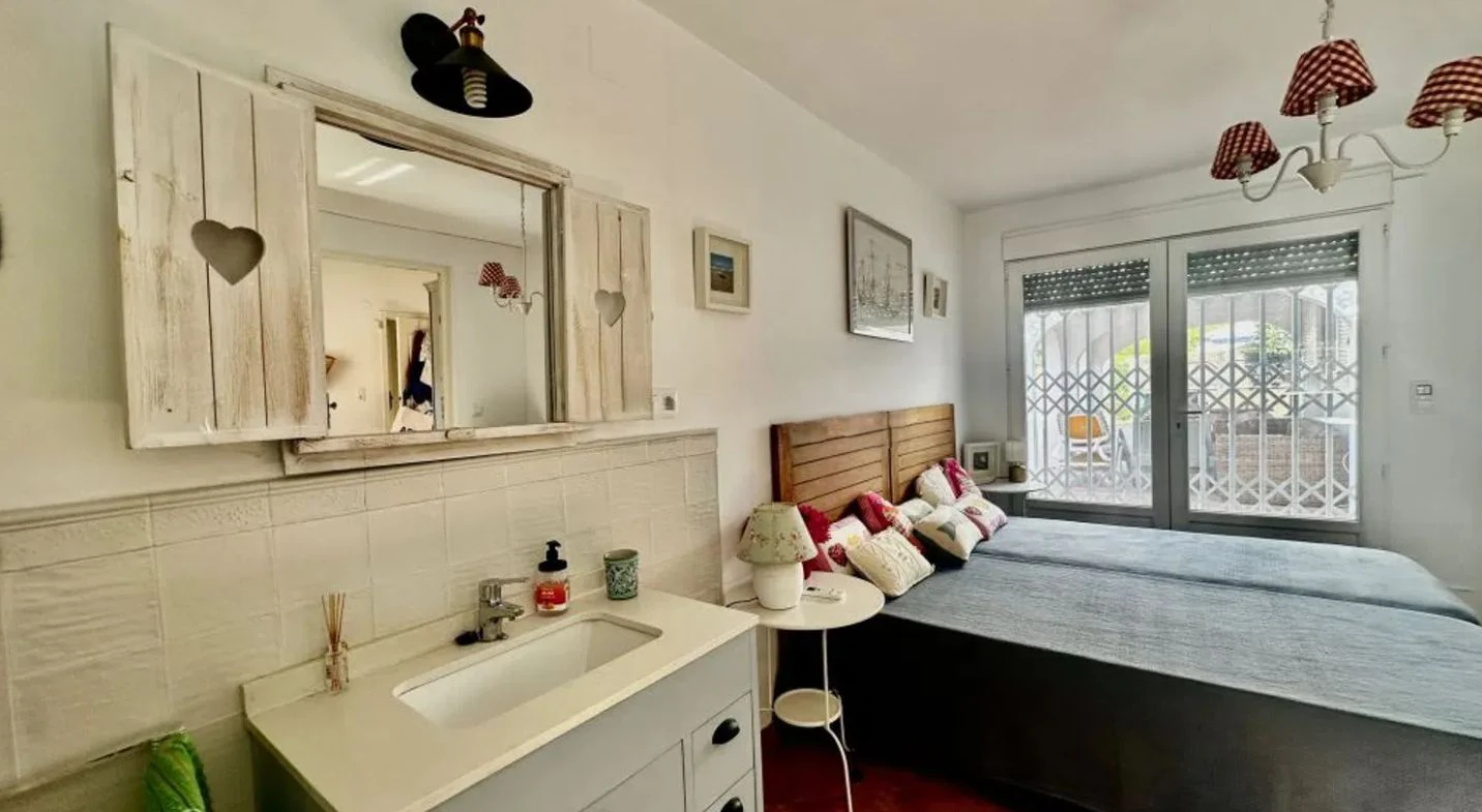 Gerestyle villa aan de eerste lijn van Las Marinas, Dénia, op slechts 50 meter van de zee.
