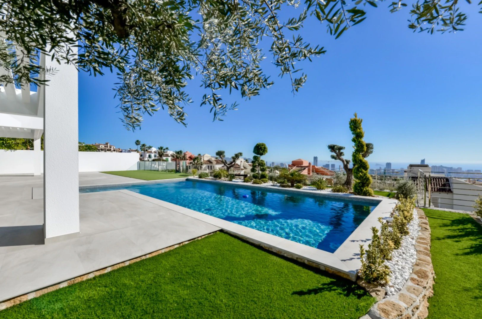 Villa moderna de lujo en Finestrat con 7 dormitorios, piscina privada y vistas al mar