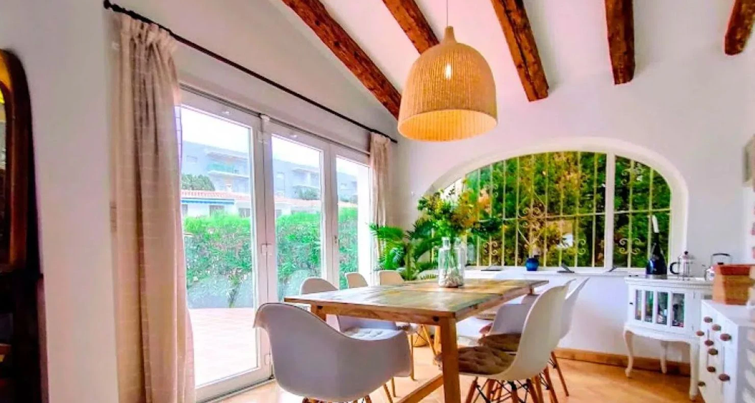 Gerestyle villa aan de eerste lijn van Las Marinas, Dénia, op slechts 50 meter van de zee.