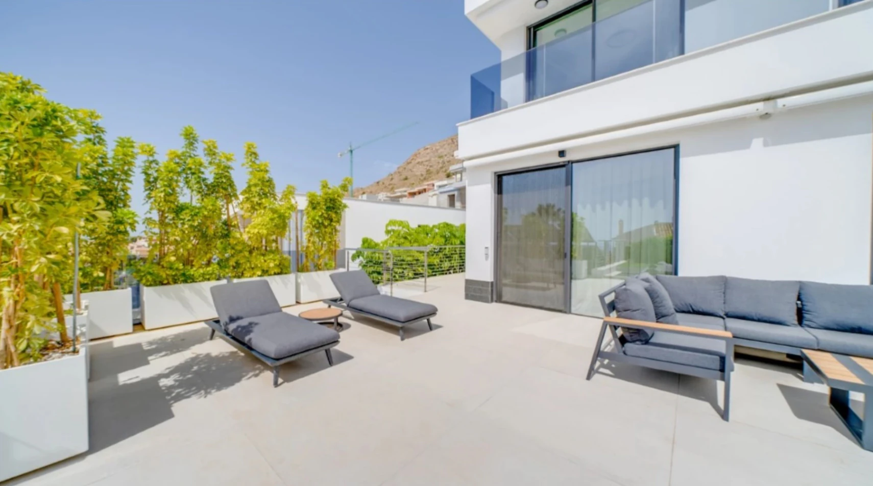 Villa de lujo en Sierra Cortina con piscina desbordante y vistas al mar