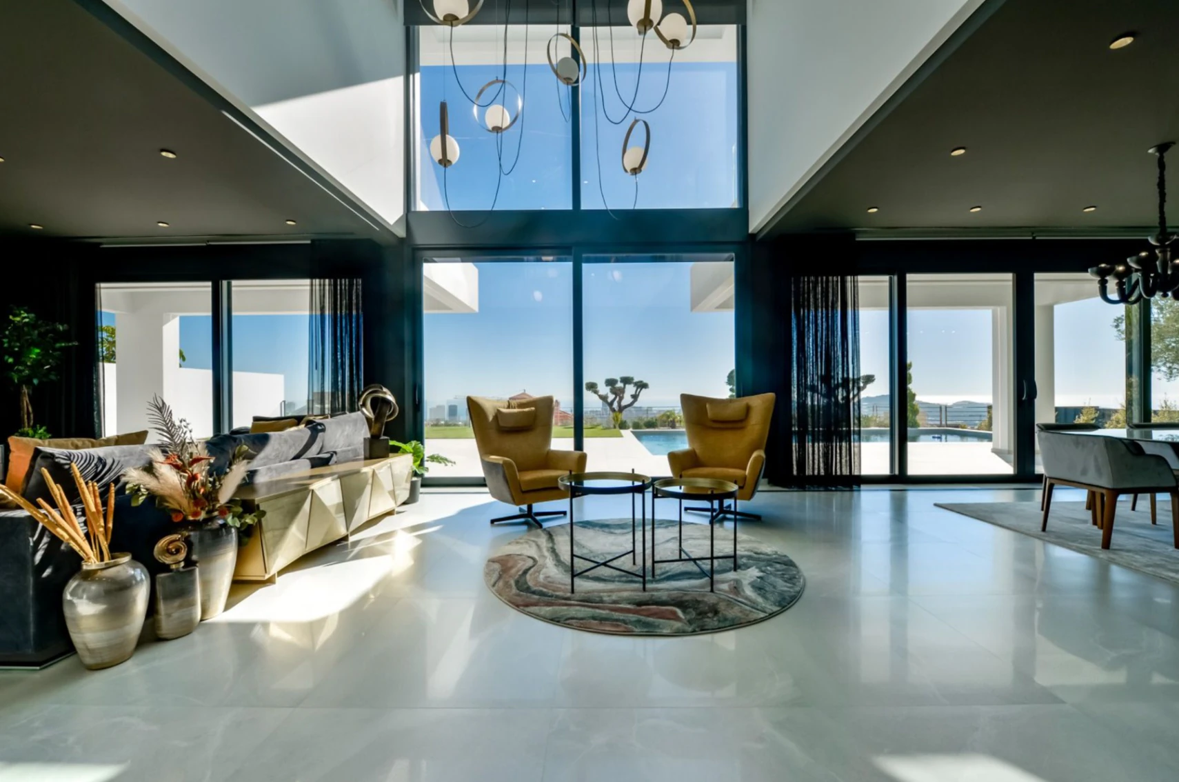Villa moderna de lujo en Finestrat con 7 dormitorios, piscina privada y vistas al mar
