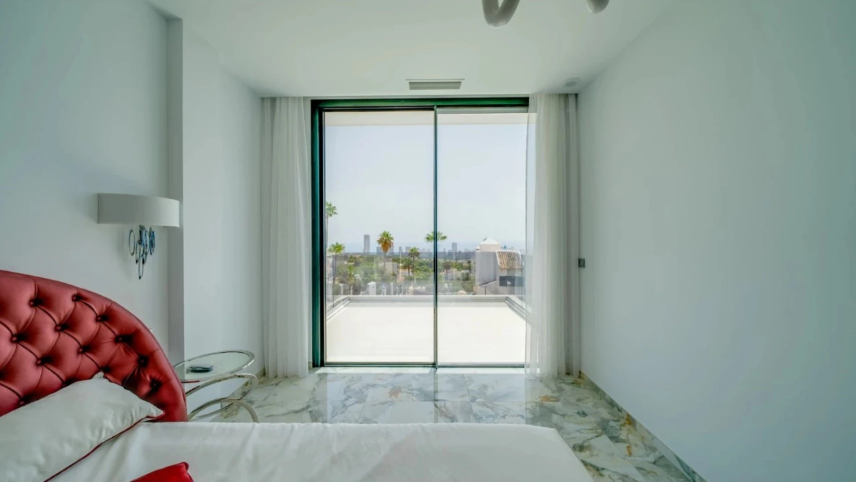 Villa de lujo en Sierra Cortina con piscina desbordante y vistas al mar