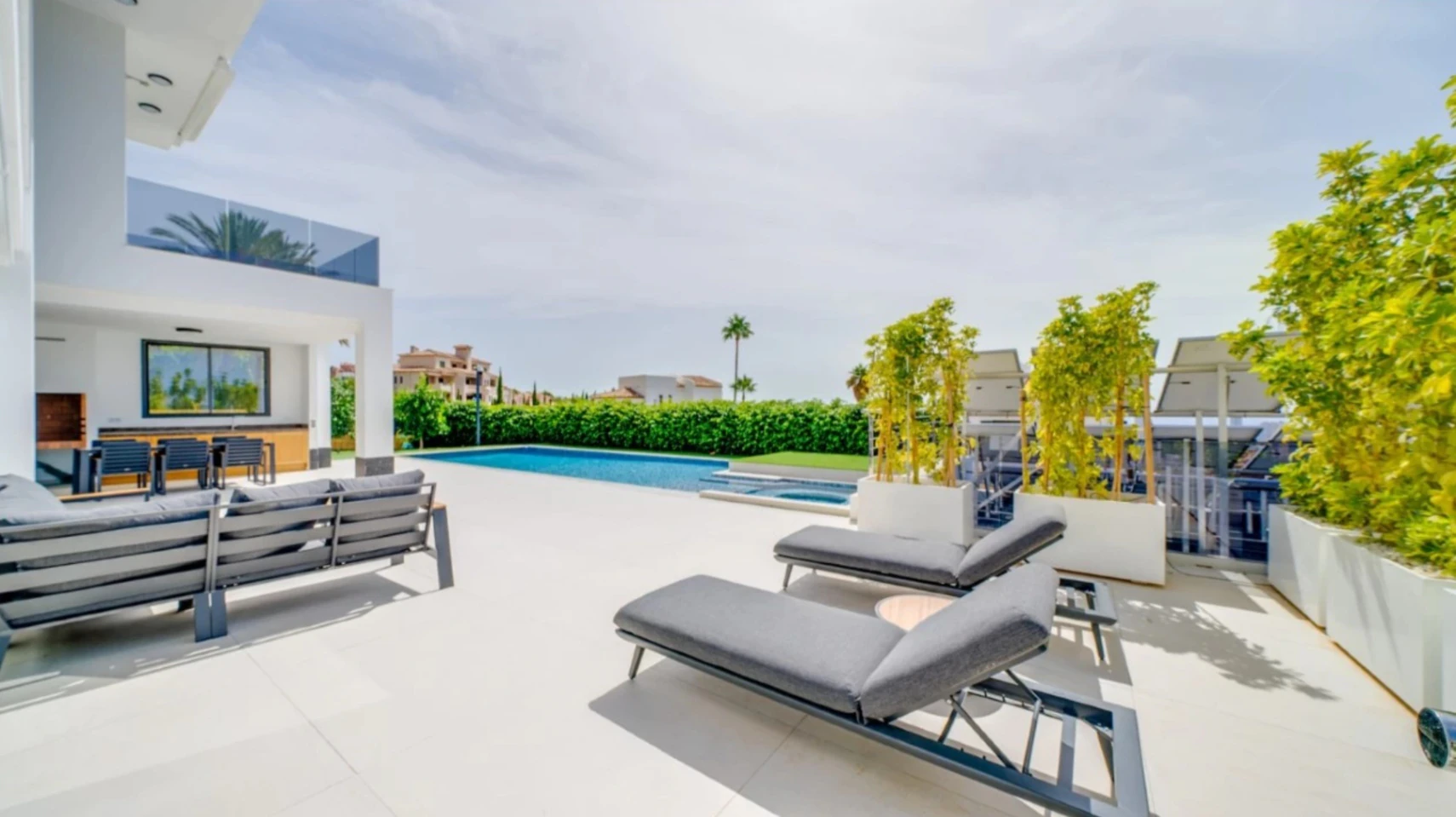 Villa de lujo en Sierra Cortina con piscina desbordante y vistas al mar