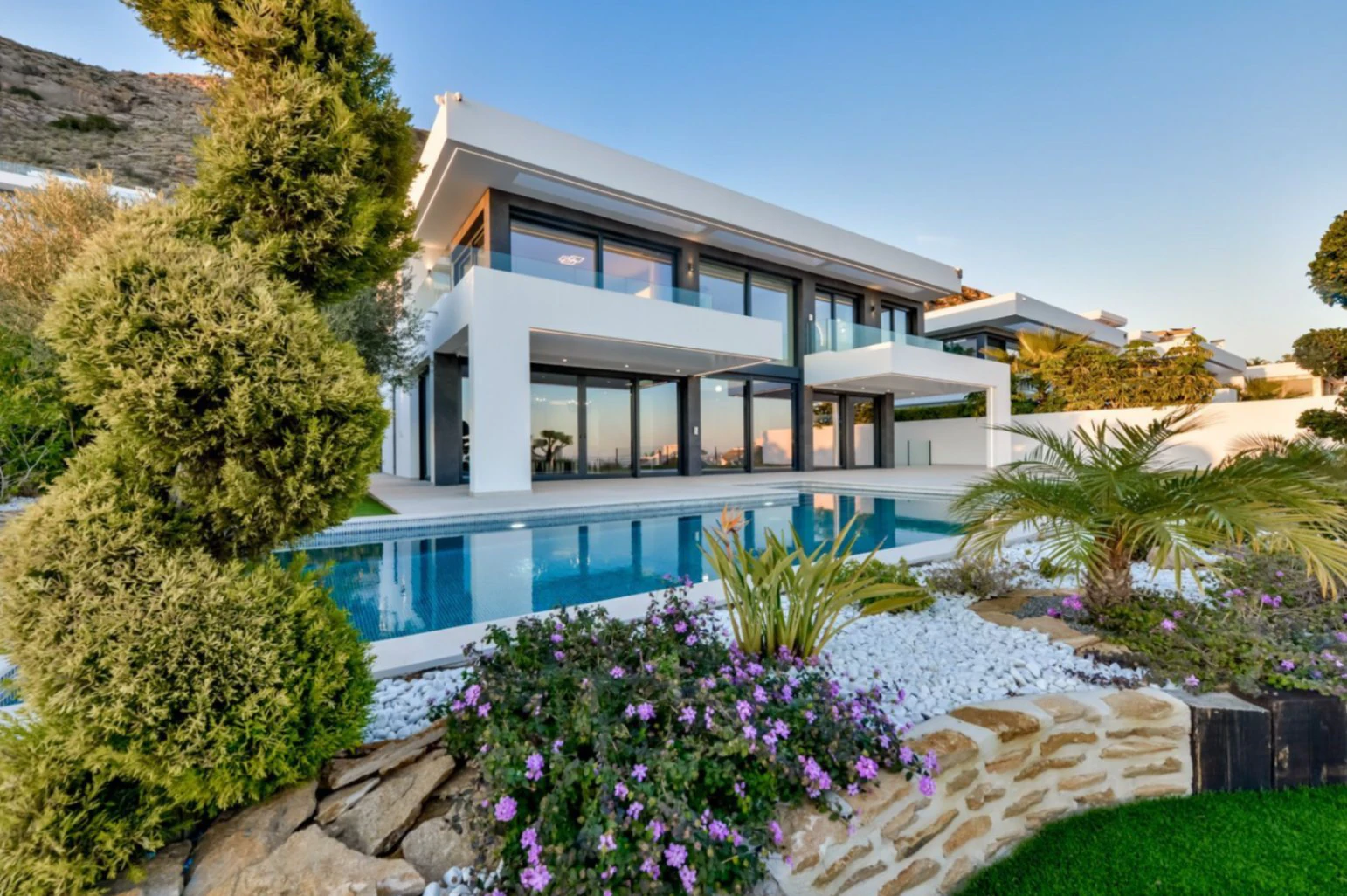 Villa moderna de lujo en Finestrat con 7 dormitorios, piscina privada y vistas al mar