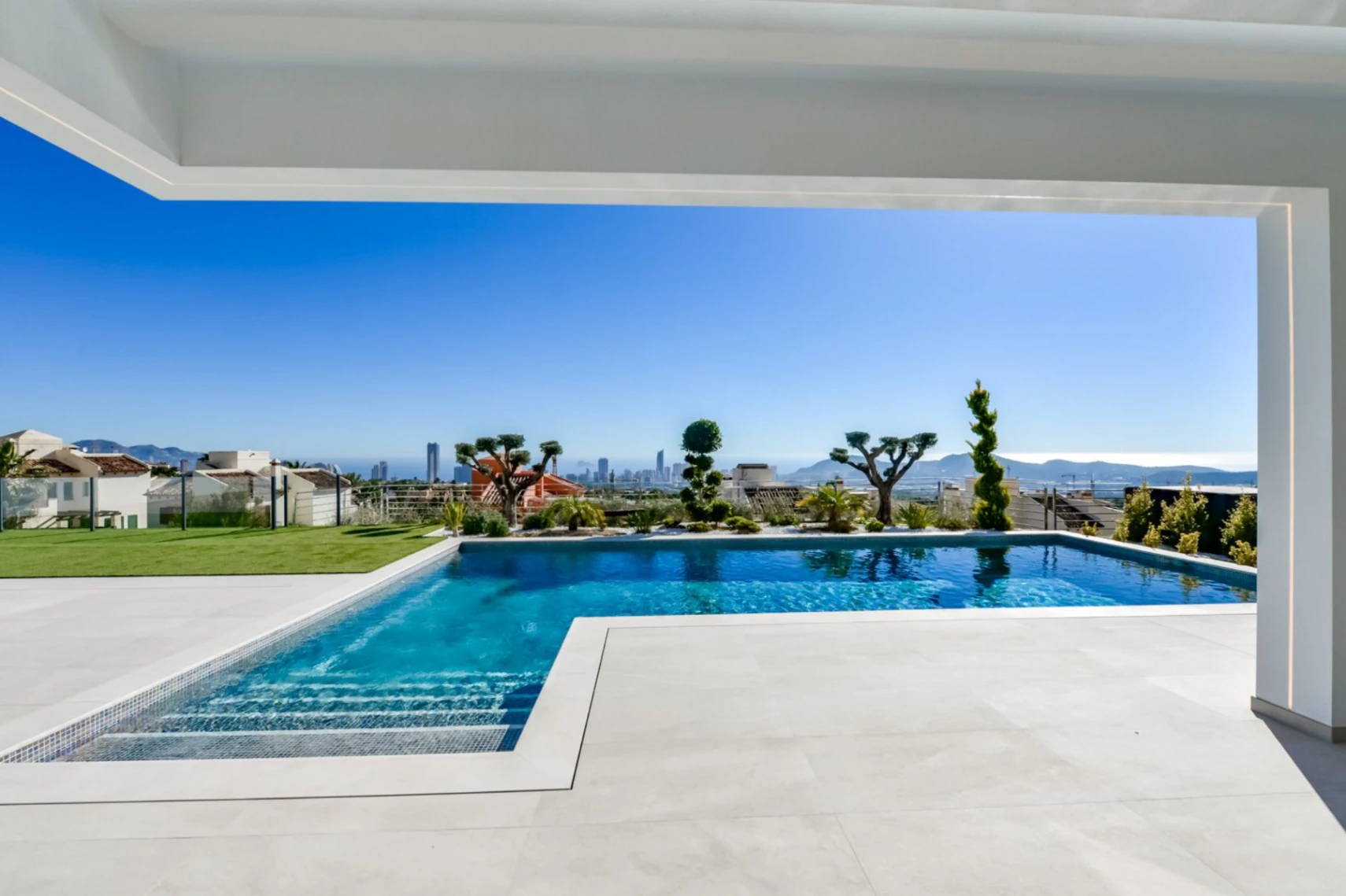 Villa moderna de lujo en Finestrat con 7 dormitorios, piscina privada y vistas al mar