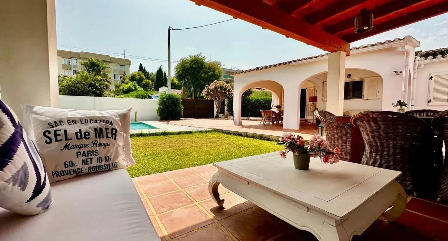 Gerestyle villa aan de eerste lijn van Las Marinas, Dénia, op slechts 50 meter van de zee.