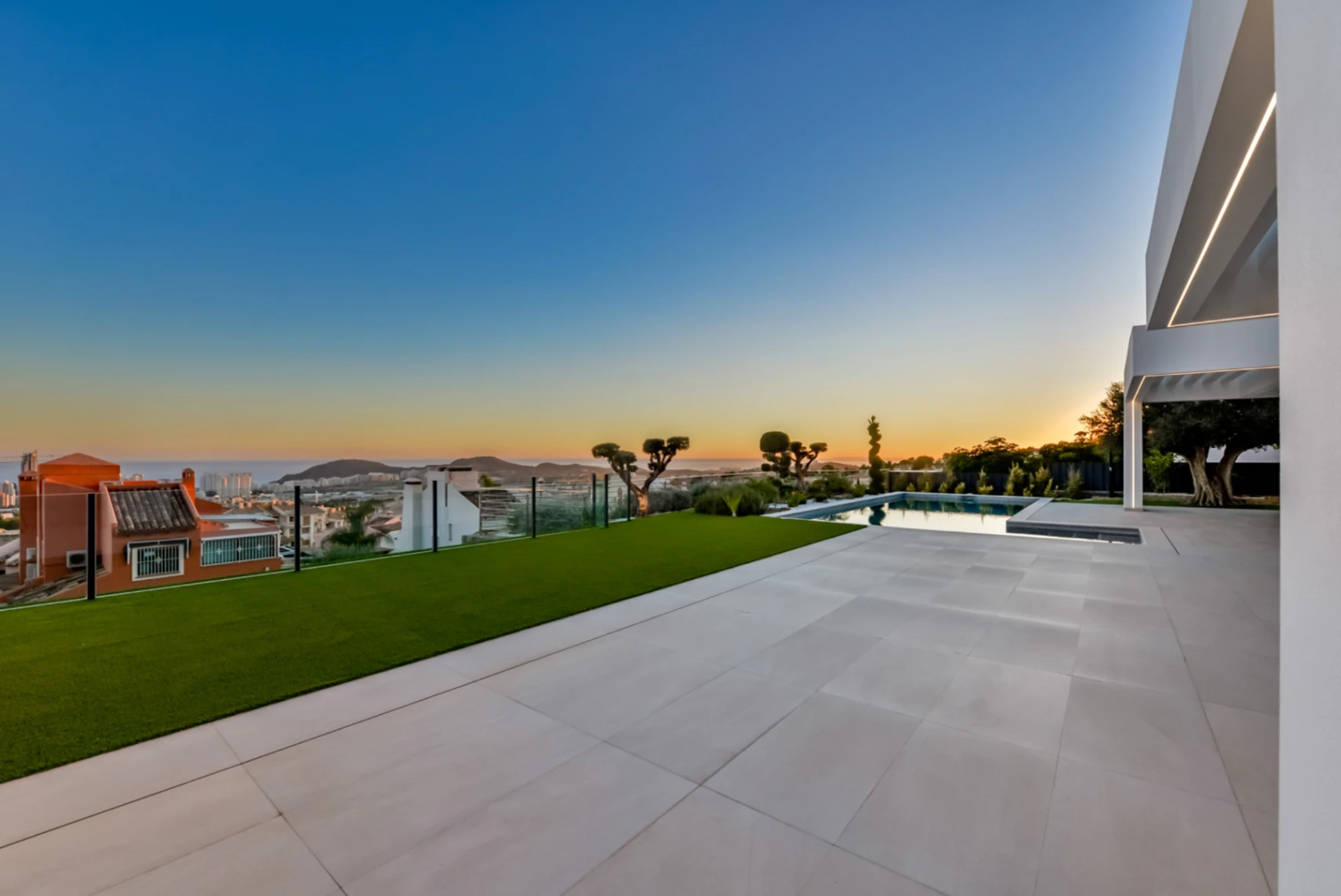 Villa moderna de lujo en Finestrat con 7 dormitorios, piscina privada y vistas al mar