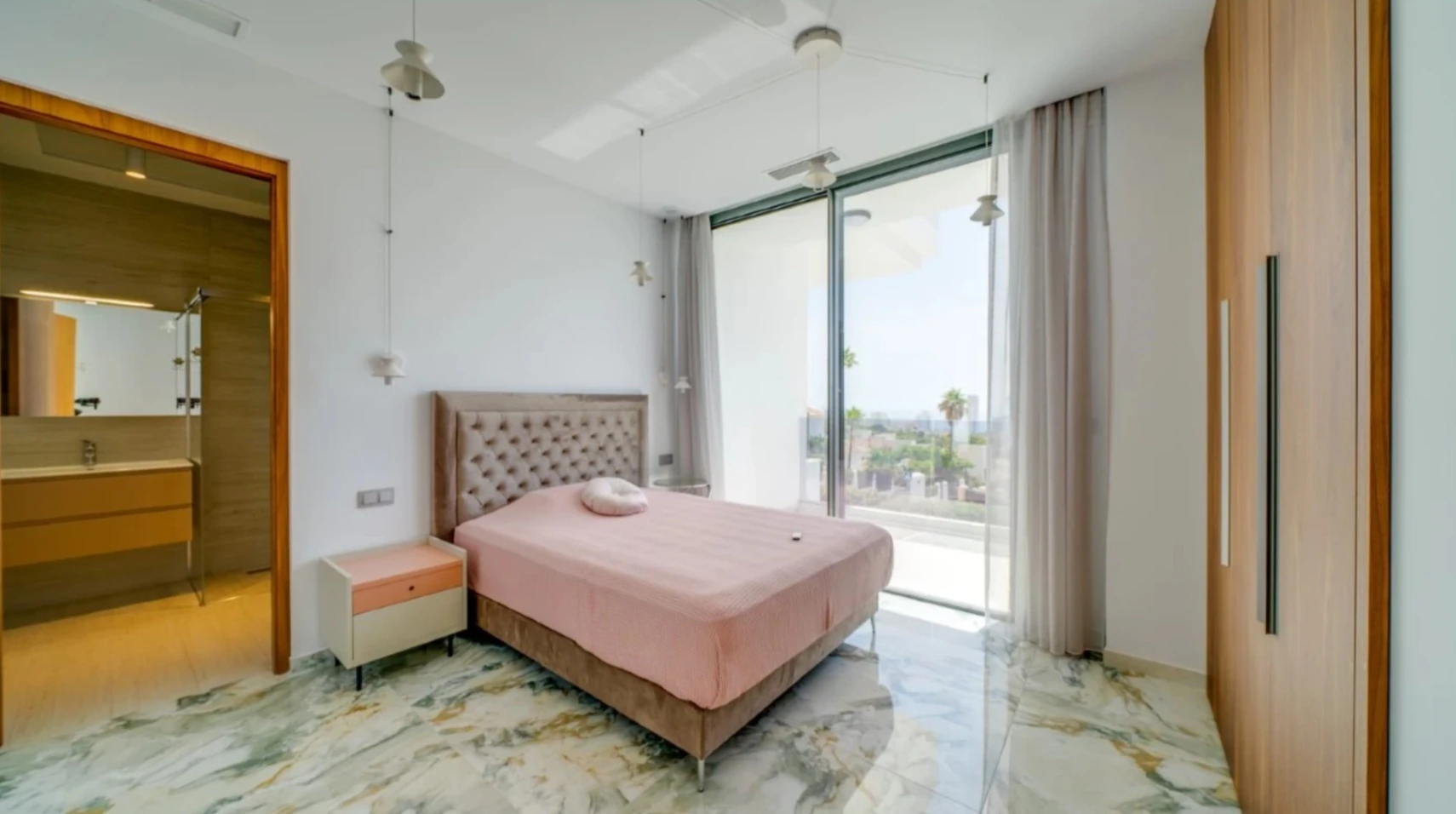 Villa de lujo en Sierra Cortina con piscina desbordante y vistas al mar