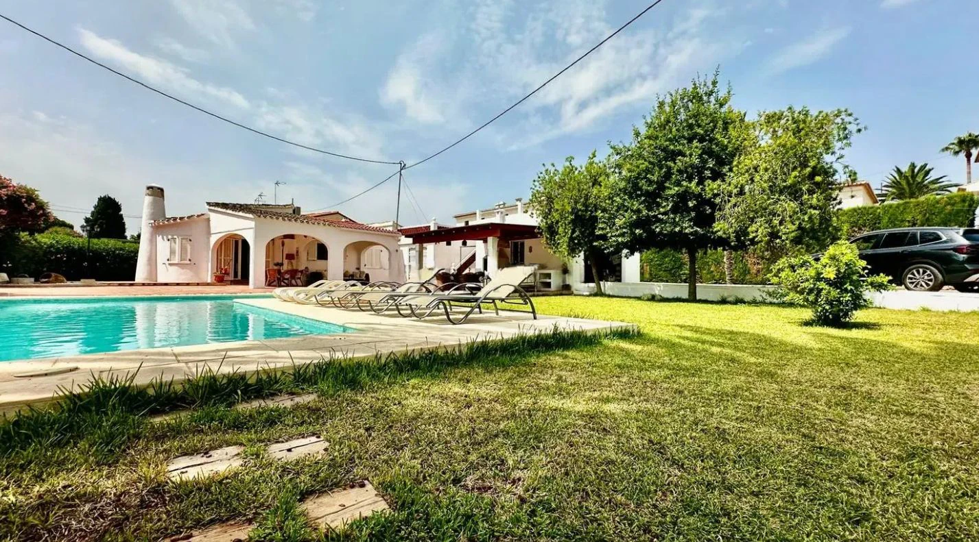 Gerestyle villa aan de eerste lijn van Las Marinas, Dénia, op slechts 50 meter van de zee.