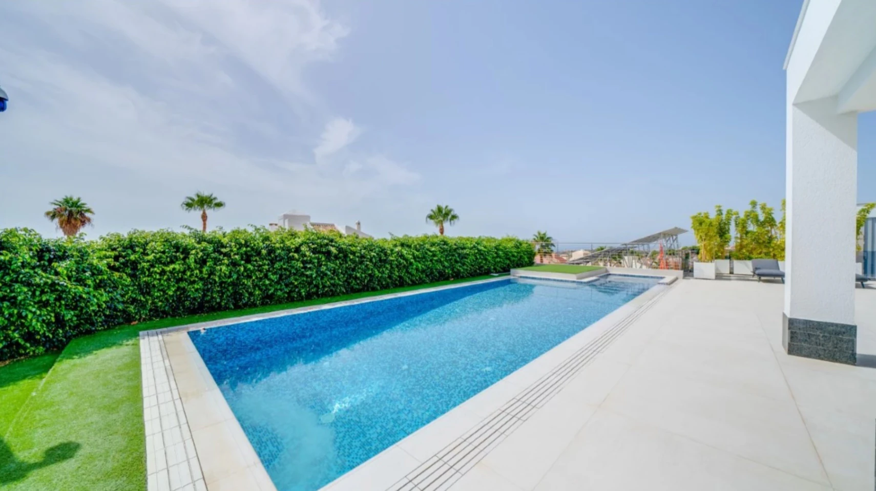Villa de lujo en Sierra Cortina con piscina desbordante y vistas al mar