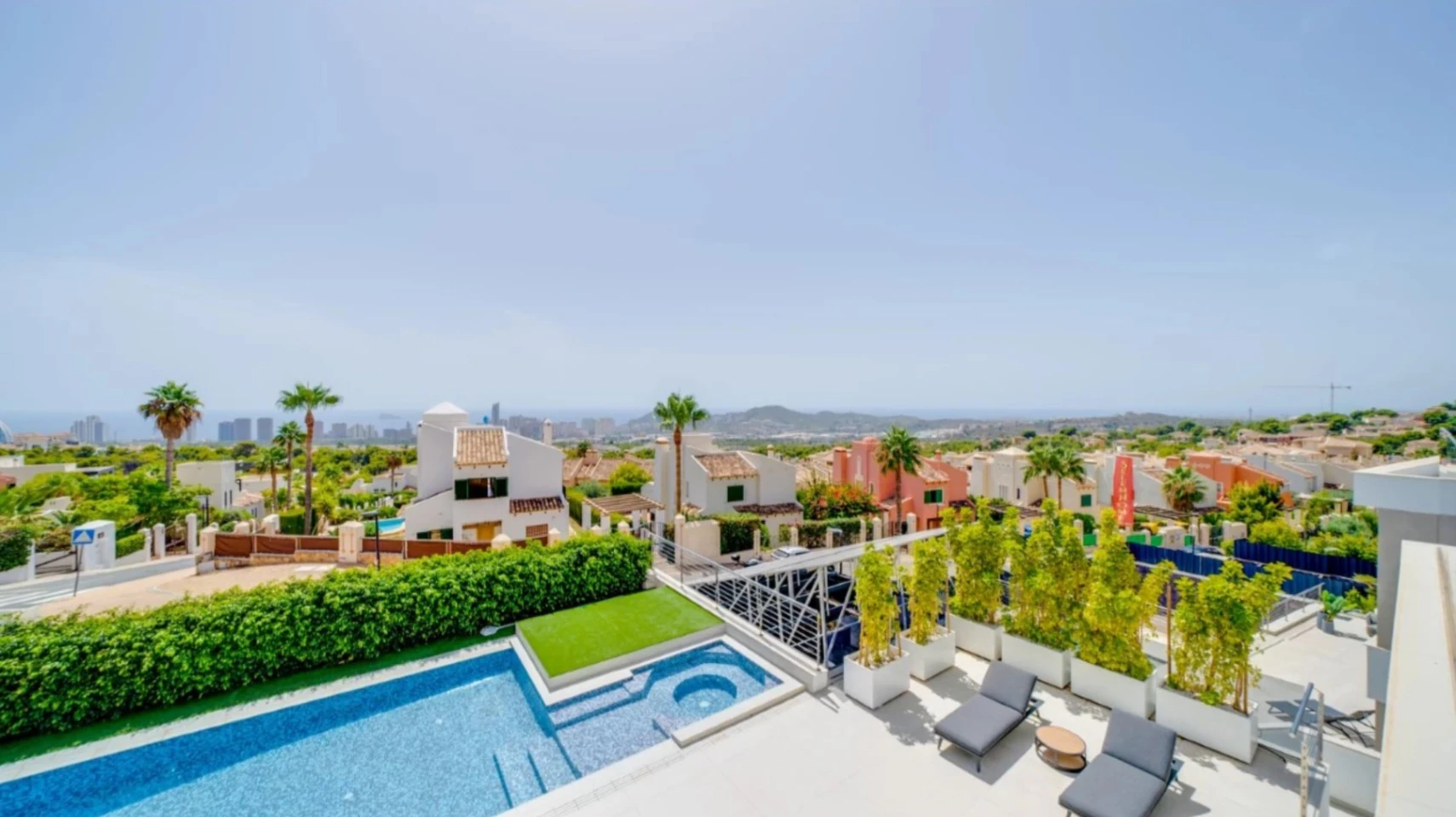 Villa de lujo en Sierra Cortina con piscina desbordante y vistas al mar