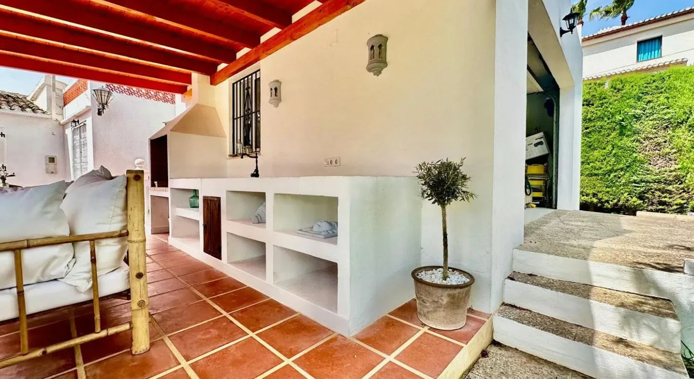 Gerestyle villa aan de eerste lijn van Las Marinas, Dénia, op slechts 50 meter van de zee.