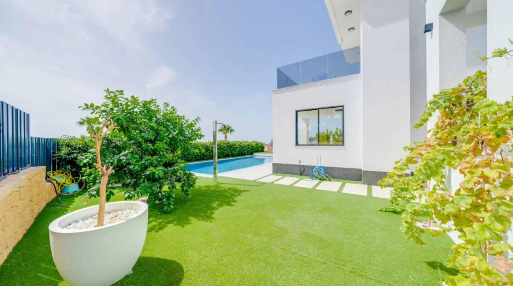 Villa de lujo en Sierra Cortina con piscina desbordante y vistas al mar