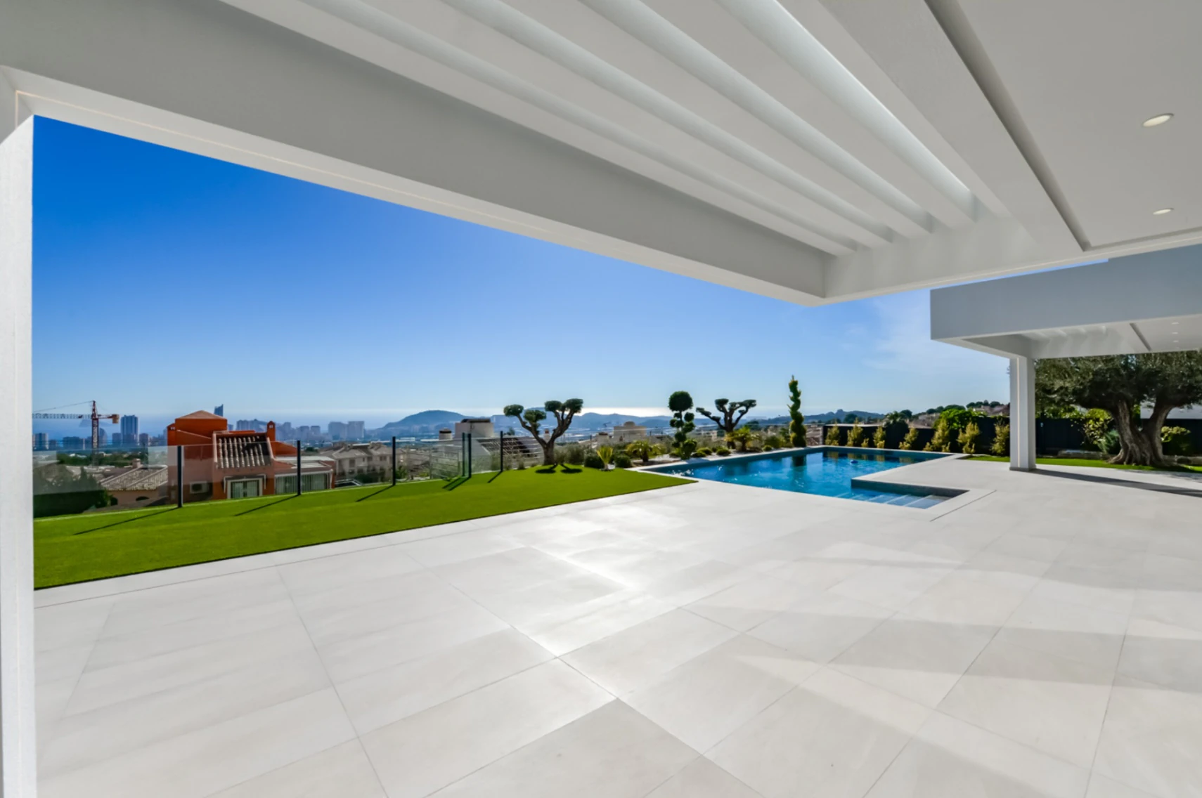 Villa moderna de lujo en Finestrat con 7 dormitorios, piscina privada y vistas al mar