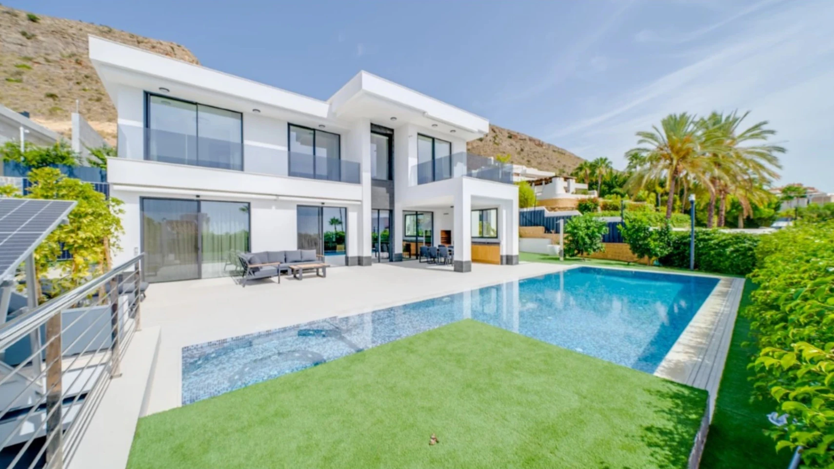 Villa de lujo en Sierra Cortina con piscina desbordante y vistas al mar