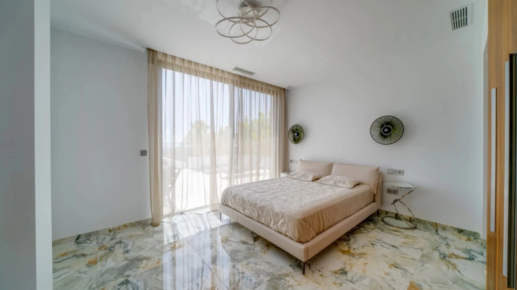 Villa de lujo en Sierra Cortina con piscina desbordante y vistas al mar