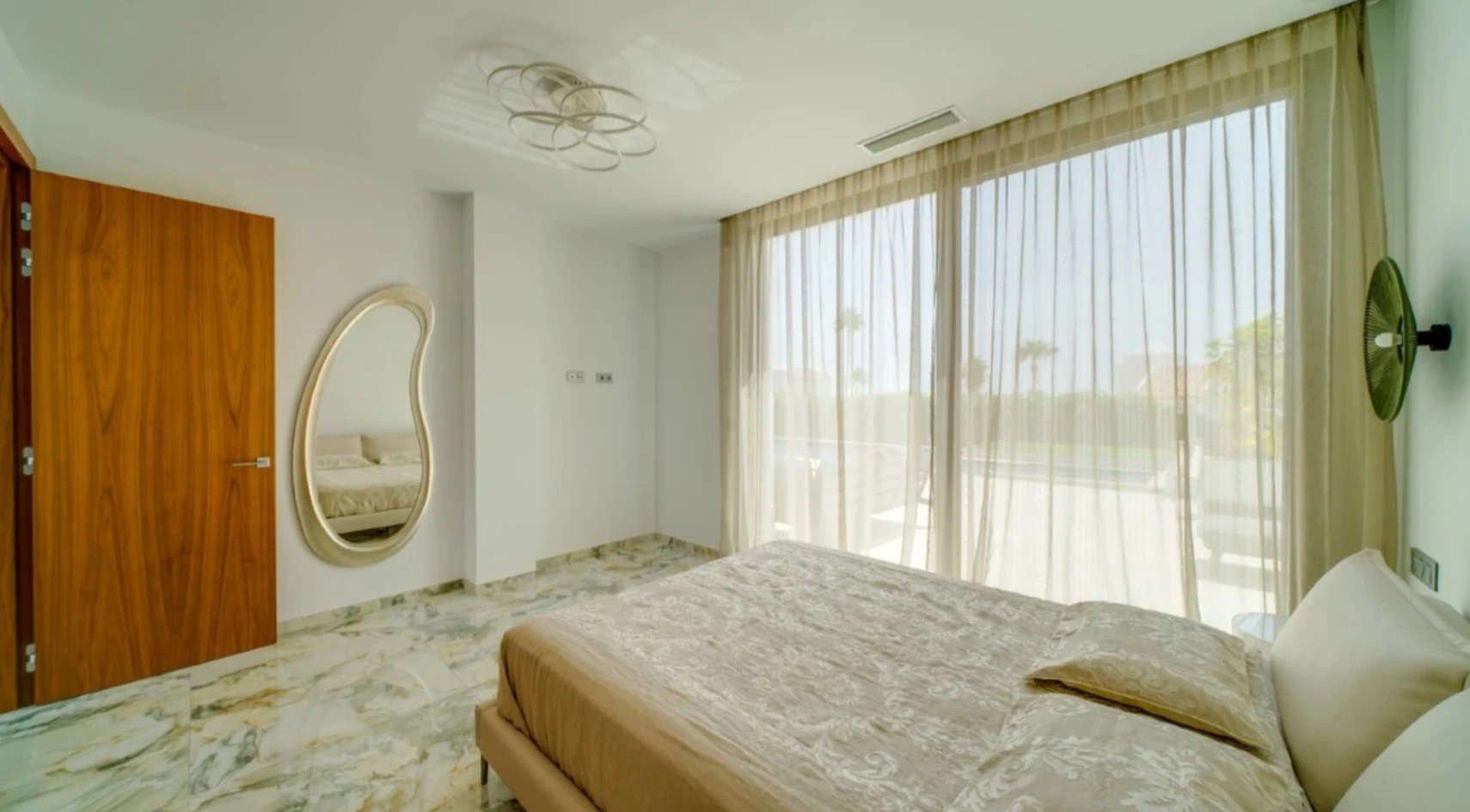 Villa de lujo en Sierra Cortina con piscina desbordante y vistas al mar