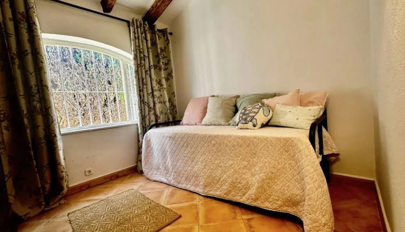 Gerestyle villa aan de eerste lijn van Las Marinas, Dénia, op slechts 50 meter van de zee.