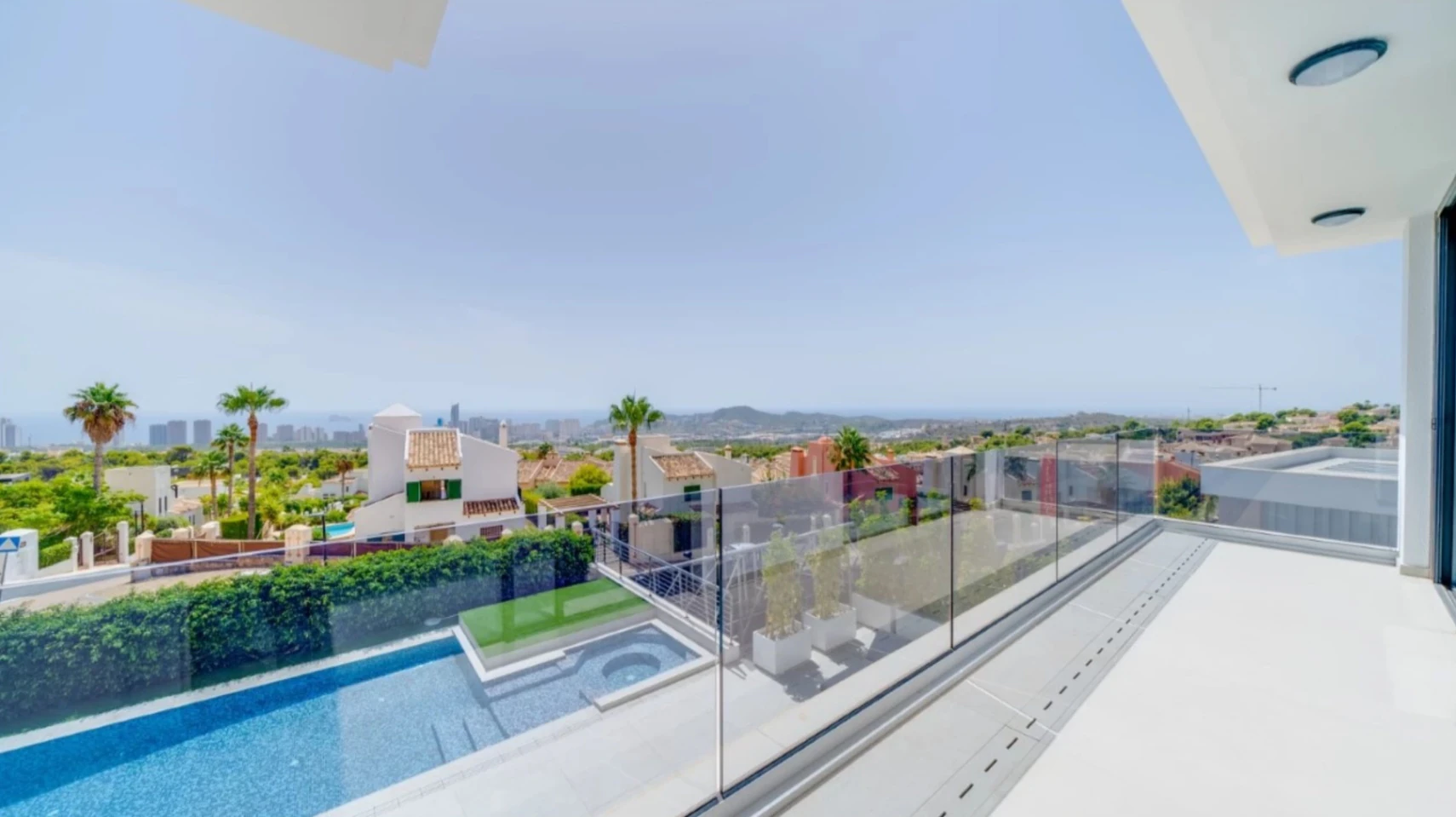 Villa de lujo en Sierra Cortina con piscina desbordante y vistas al mar