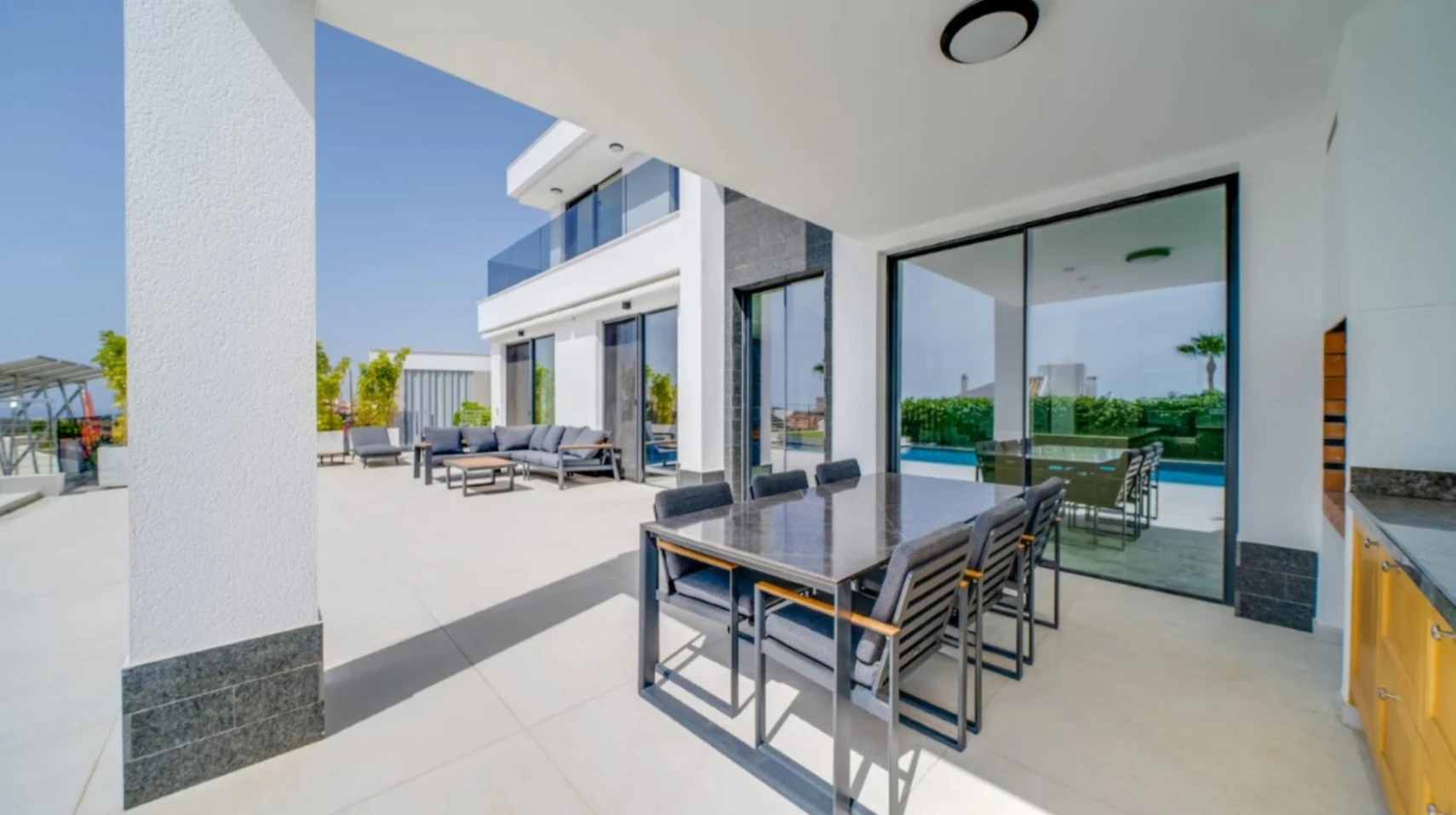 Villa de lujo en Sierra Cortina con piscina desbordante y vistas al mar