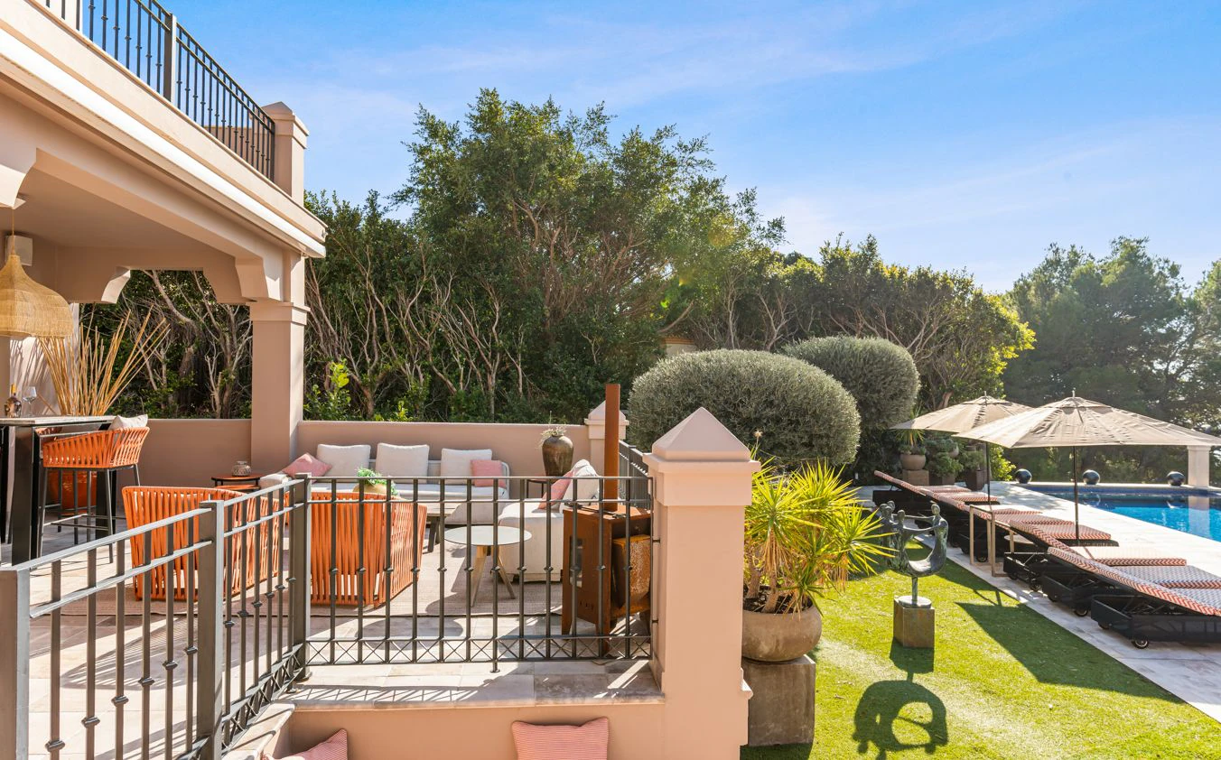 Villa de lujo en Altea Hills con piscina infinity climatizada, privacidad y vistas al entorno natural