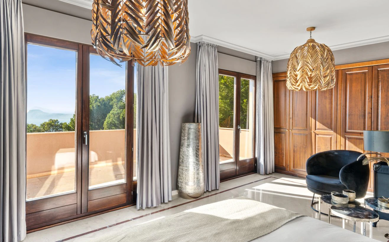 Villa de lujo en Altea Hills con piscina infinity climatizada, privacidad y vistas al entorno natural