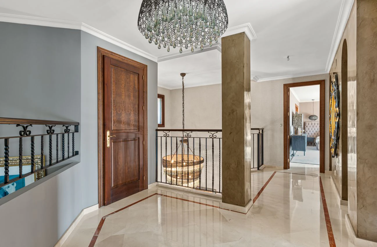 Villa de lujo en Altea Hills con piscina infinity climatizada, privacidad y vistas al entorno natural