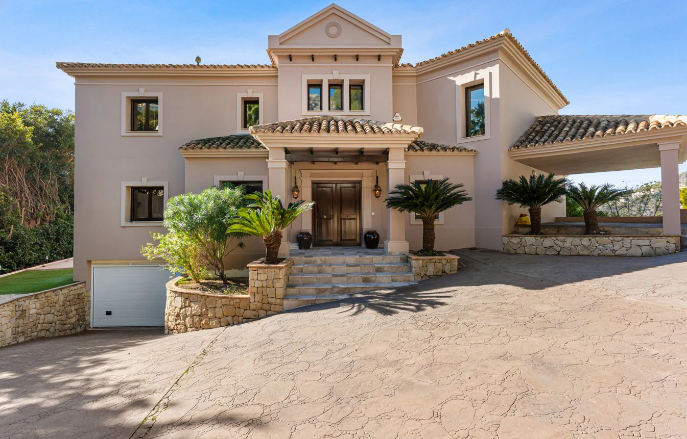 Villa de lujo en Altea Hills con piscina infinity climatizada, privacidad y vistas al entorno natural