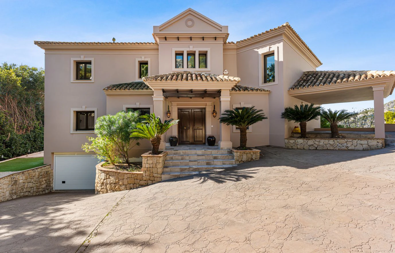 Villa de lujo en Altea Hills con piscina infinity climatizada, privacidad y vistas al entorno natural