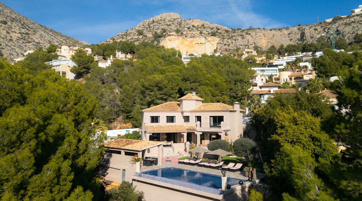 Villa de lujo en Altea Hills con piscina infinity climatizada, privacidad y vistas al entorno natural