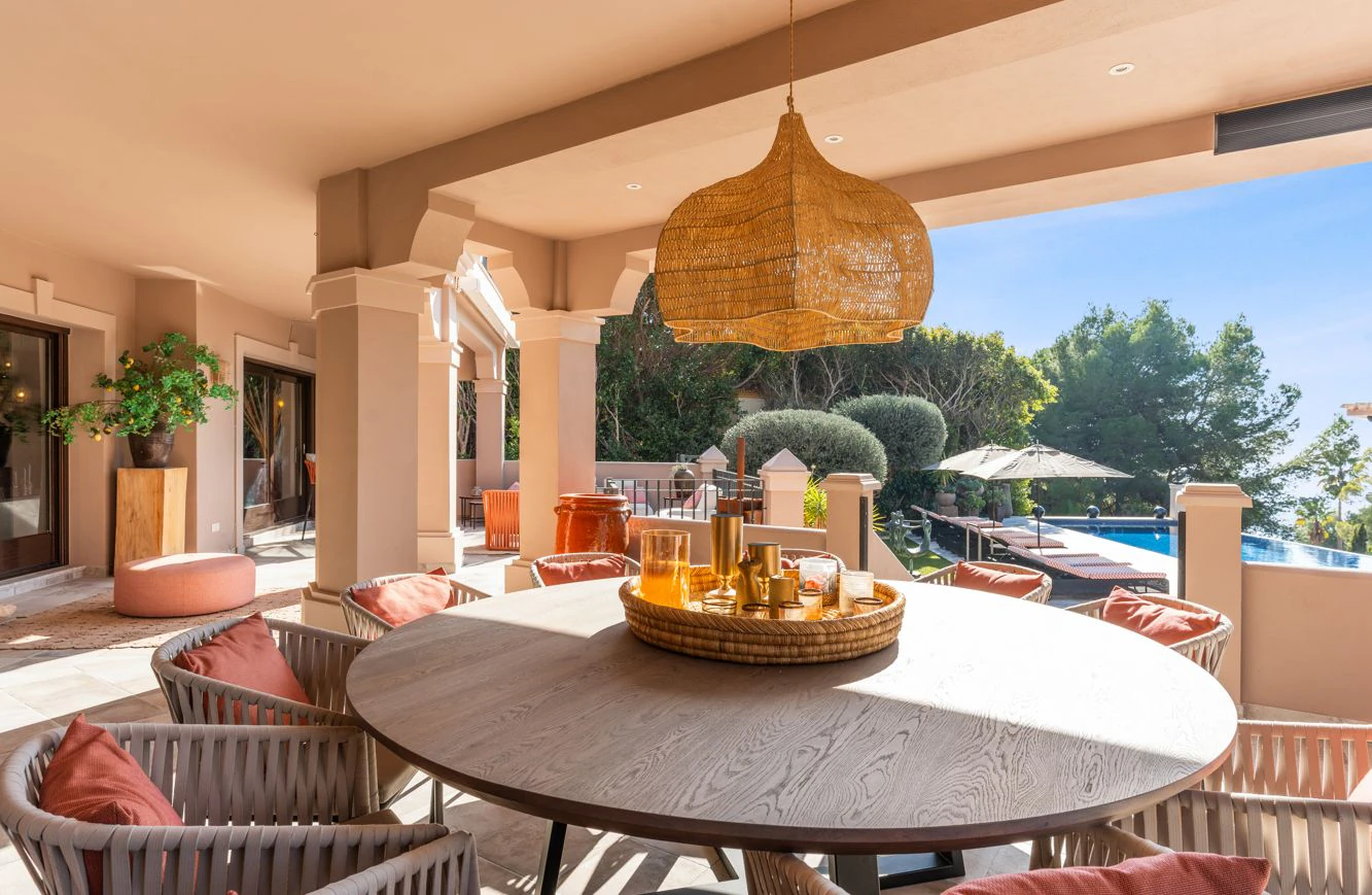 Villa de lujo en Altea Hills con piscina infinity climatizada, privacidad y vistas al entorno natural