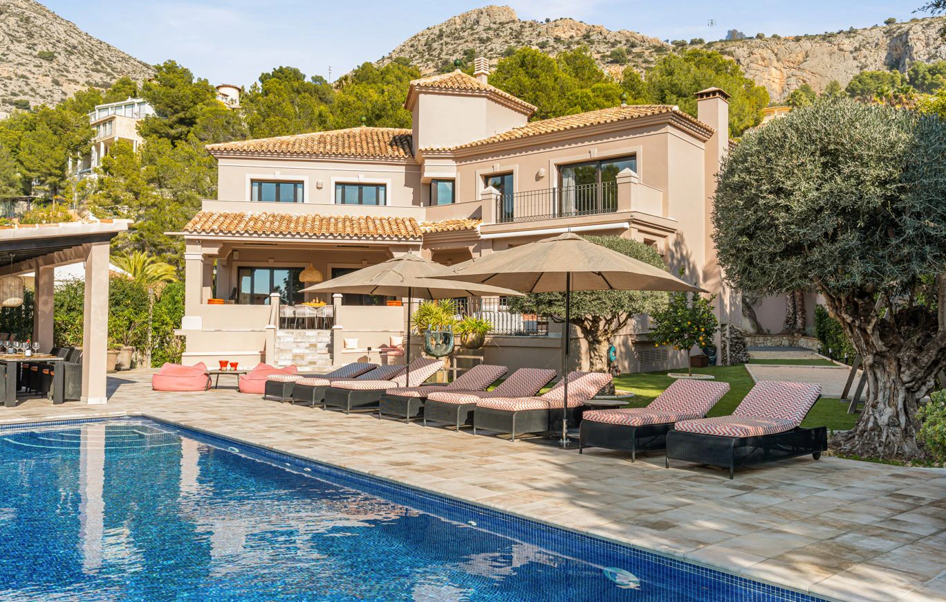 Villa de lujo en Altea Hills con piscina infinity climatizada, privacidad y vistas al entorno natural