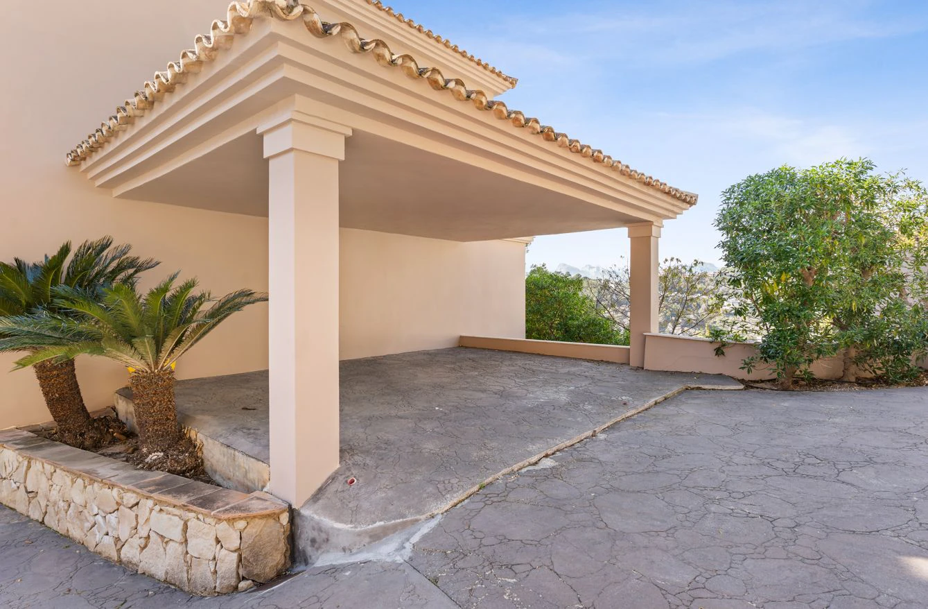 Villa de lujo en Altea Hills con piscina infinity climatizada, privacidad y vistas al entorno natural