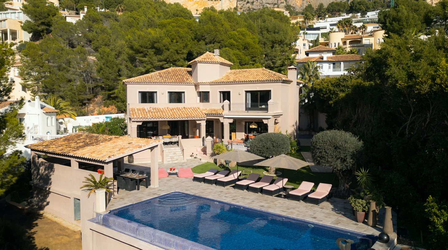 Villa de lujo en Altea Hills con piscina infinity climatizada, privacidad y vistas al entorno natural