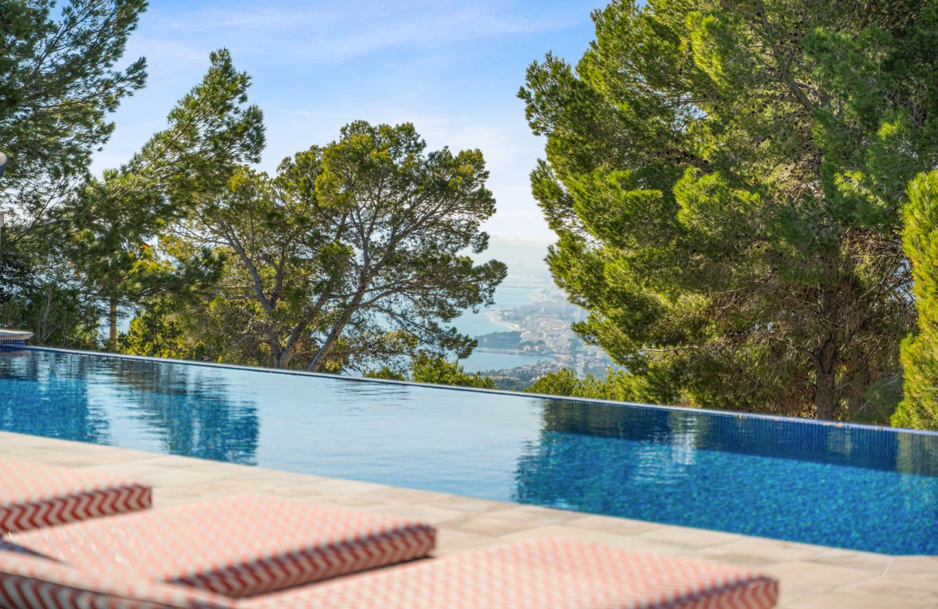 Villa de lujo en Altea Hills con piscina infinity climatizada, privacidad y vistas al entorno natural