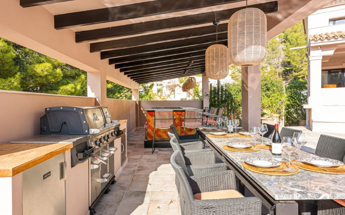 Villa de lujo en Altea Hills con piscina infinity climatizada, privacidad y vistas al entorno natural