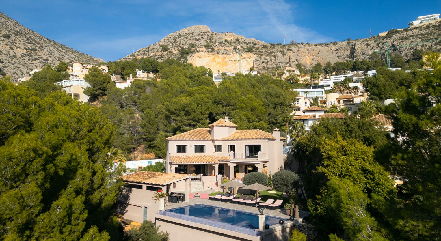 CBHN1300 - Villa de lujo en Altea Hills con piscina infinity climatizada, privacidad y vistas al entorno natural