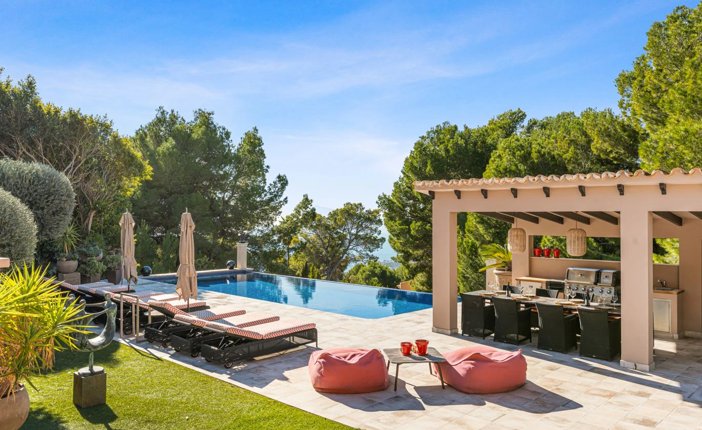 Villa de lujo en Altea Hills con piscina infinity climatizada, privacidad y vistas al entorno natural