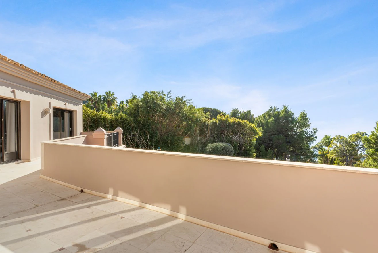 Villa de lujo en Altea Hills con piscina infinity climatizada, privacidad y vistas al entorno natural