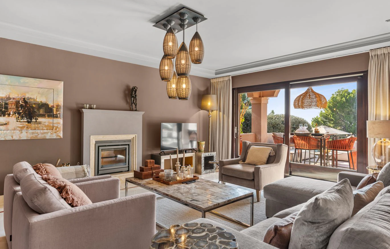 Villa de lujo en Altea Hills con piscina infinity climatizada, privacidad y vistas al entorno natural